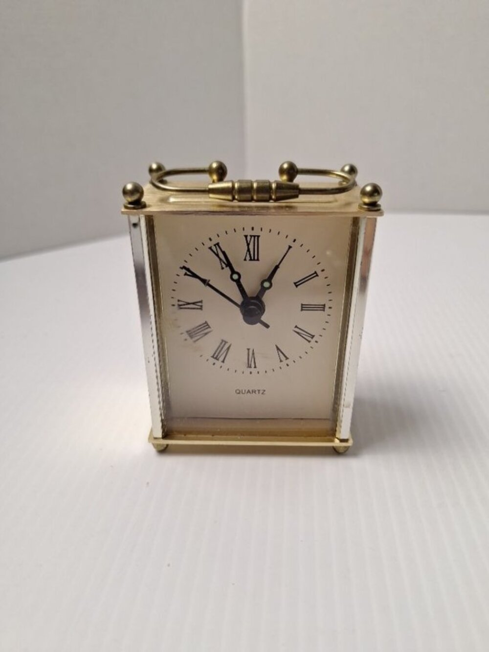VINTAGE GOLD TONE METAL ANALOG QUARTZ CARRIAGE DESK CLOCK ROMAN NUMERALS WORKS